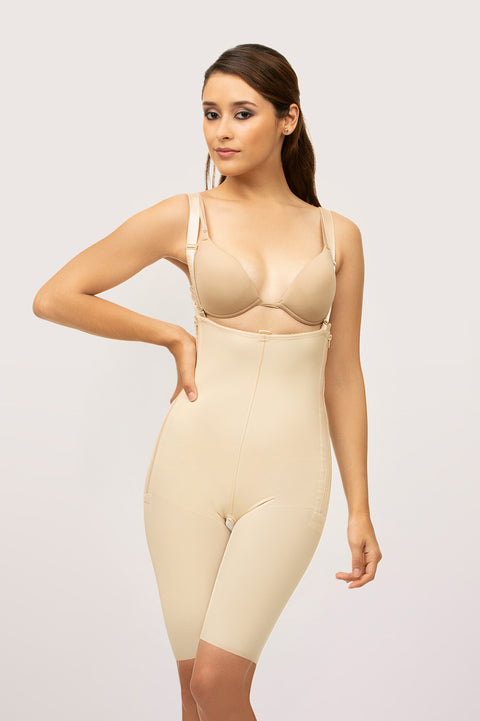 Isavela BS03 Stage 1 mid-thigh bodysuit with adjustable suspenders and side zippers for liposuction recovery, featuring flat-seamed medical fabric.